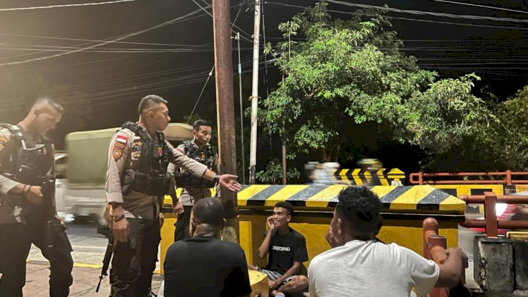 Gelar-Patroli-Dini-Hari,-Tim-Raimas-Polda-NTT-Bubarkan-Sekelompok-Pemuda-yang-Pesta-Miras
