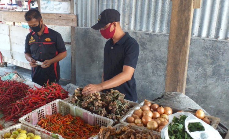 Tim Satgas V Gakkum Aman Nusa II Sat Reskrim Polres Lembata melaksanakan pengecekan harga sembako di pasar