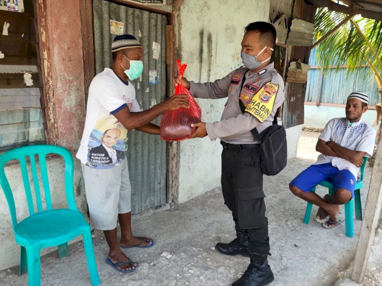 Pademi Corona, Bhabinkamtibmas Kupang Timur bagikan sembako kepada warga
