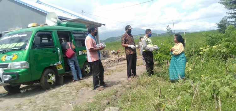 Bhabinkamtibmas Bersama Kepala Desa Pondo Bagikan Masker Dan Sabun Cuci Tangan Kepada Warganya