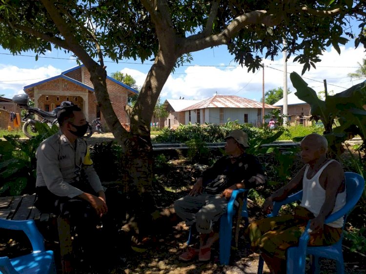 Sambangi Tokoh Masyarakat Bhabinkamtibmas Himbau Agar Berperan Aktif Untuk Taati Himbauan Pemerintah Dan Maklumat Kapolri Mengenai Virus Corona