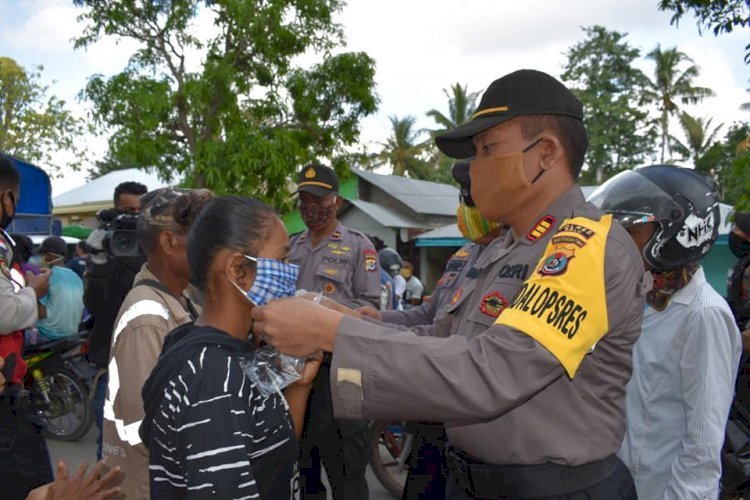 Giat Ops  Bagi-bagi Masker di Pasar Halilulik, Satgas Aman Nusa II Polres Belu dan Gugus Tugas Covid-19 Imbau Warga Patuhi Protokol Kesehatan