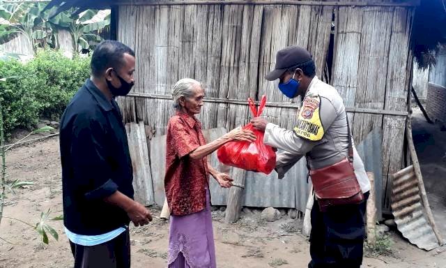 Brigpol A.Y Don Bosko Distribusikan Sembako di Desa Bama dan Desa Lamika Kec Demon Pagong