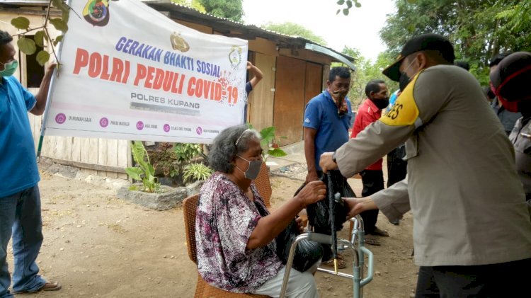 Ingin kurangi beban warga di tengah Pandemik covid- 19, Kapolres Kupang Salurkan bantuan sembako kepada warga Tanah Merah