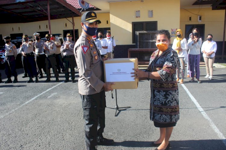 Bhayangkari Cabang Ngada Memberikan Bantuan Masker, Handsanitizer Dan Sejumlah Supleman Kepada Personil Polres Ngada