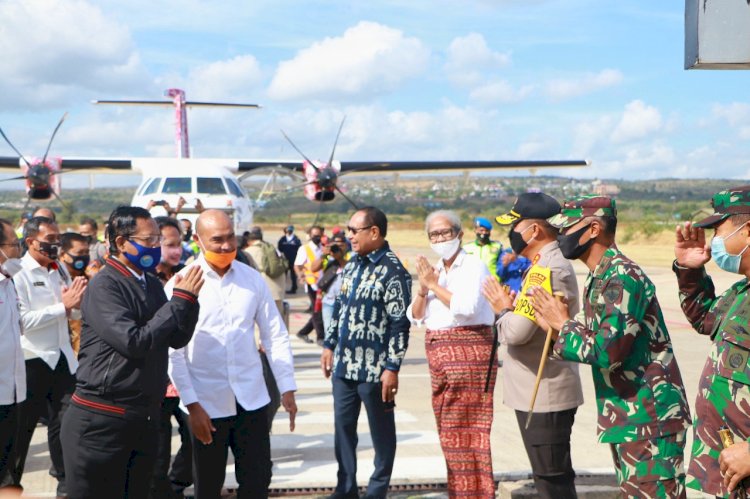 Tiba di Bandara Eltari Kupang, Menkopolhukam dan Mendagri Disambut Oleh Kapolda NTT
