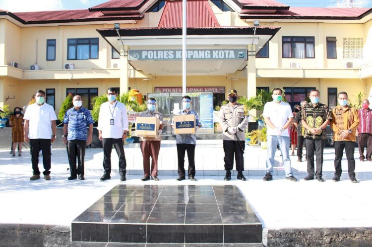 Personel Polres Kupang Kota Kawal dan Salurkan Paket Balasa Bantuan Kemenparekraf Untuk Pekerja dan Pelaku Pariwisata yang Terdampak Covid-19