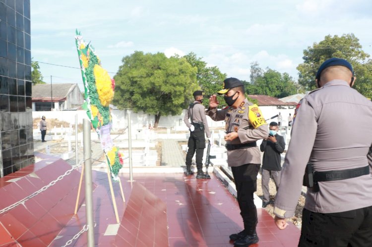 Dalam Rangka Hari Bhayangkara ke-74, Kapolda NTT Pimpin Upacara Ziarah Rombongan di TMP Dharmaloka Kupang