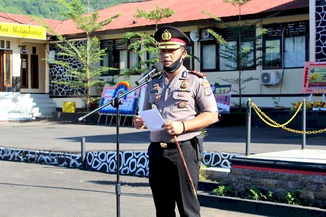 Polres Flotim Gelar Upacara Penganugerahan Tanda Kehormatan Bintang Bhayangkara Nararya Sekaligus Korps Raport Perwira Dan Kenaikan Pangkat
