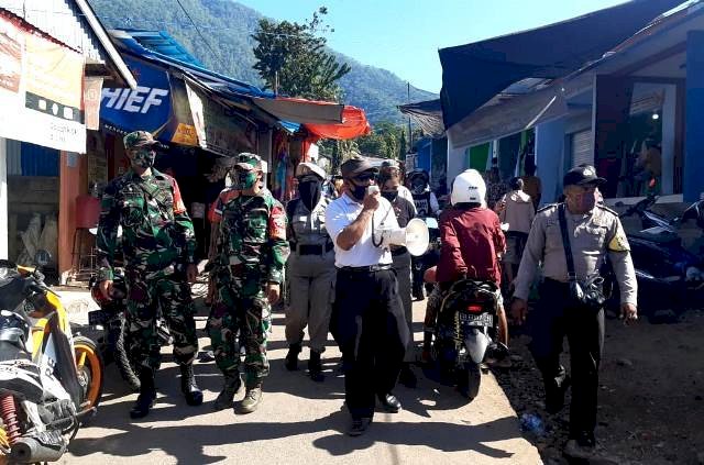 Headlines  Satgas Aman Nusa II, Polres Flotim Bersama Dinas Terkait Lakukan Himbauan Persuasif Pencegahan Penyebaran COVID-19 Di Pasar Oka