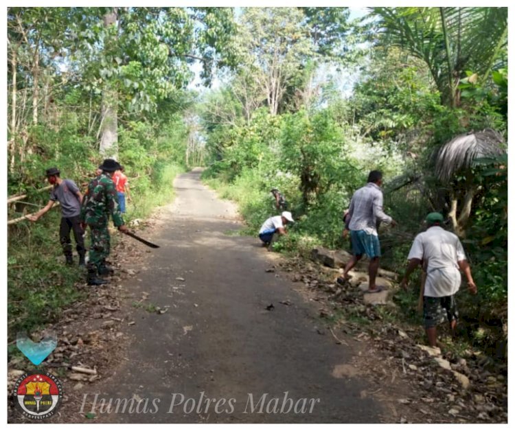 TNI-POLRI Mabar Bersama Masyrakat Gelar Gotong Royong Bersihkan Sampah di Jalan