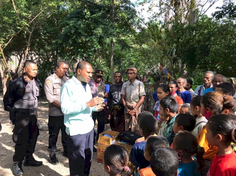 Bentuk Kepedulian, Wakapolda NTT Beri Bantuan Perlengkapan Sekolah di Kampung Boti