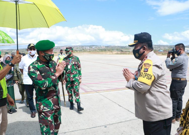 Wakapolda NTT Sambut Kedatangan Pangdam IX/Udayana di Bandara El Tari Kupang