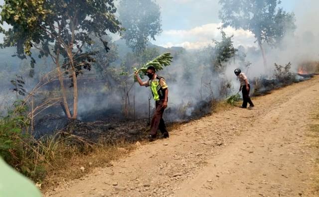 Anggota Pospol Tanjung Bunga Bantu Warga Padamkan Api