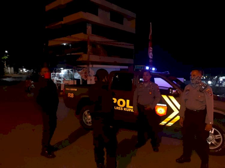 Patroli Malam, Sat Sabhara Polres Kupang Kota Sampaikan Imbauan Cegah Penyebaran Covid-19