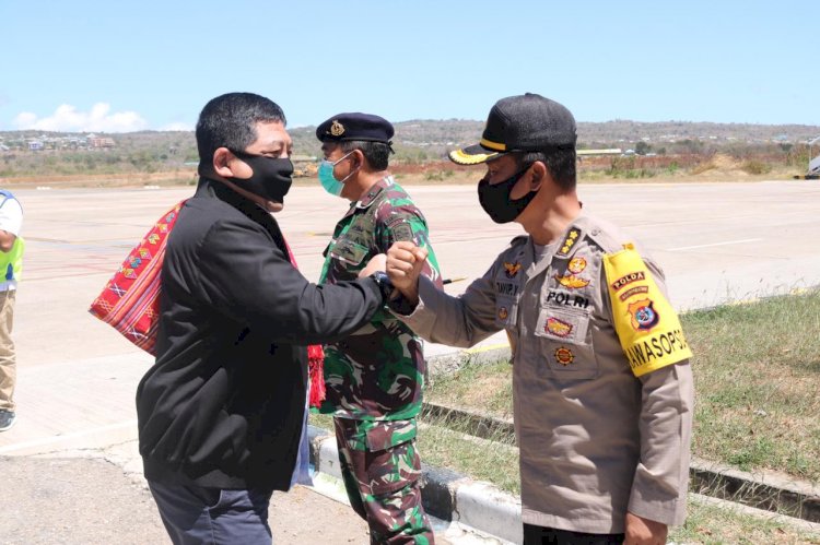 Irwasda Polda NTT Sambut Kedatangan Kabais TNI di Bandara El Tari Kupang