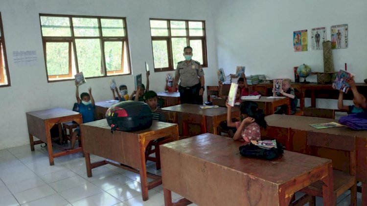 ‘Sambang Literasi', Aipda Burhan Bagikan 29 Paket Buku & Alat Tulis Kepada 29 Anak SD Paralel Natarakade