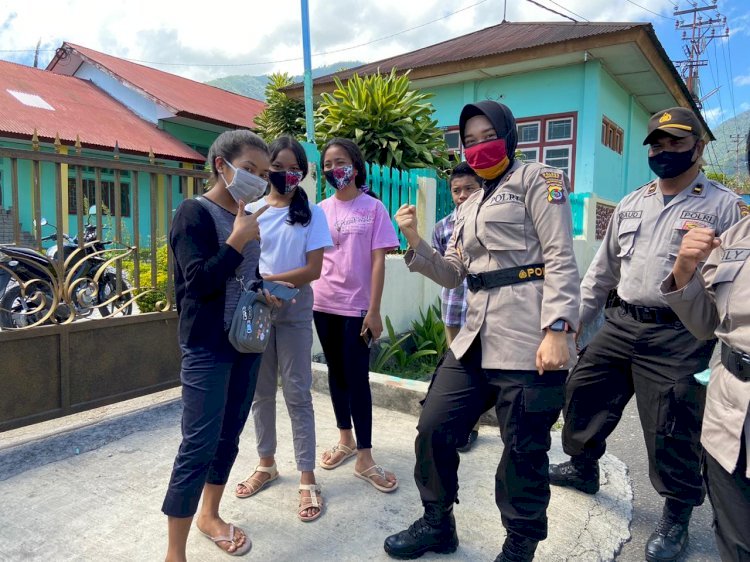 Bagikan Masker Kepada Pelajar, Kasat Binmas Polres Manggarai Sampaikan Ini