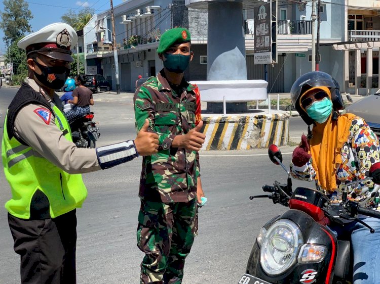 Sinergi TNI - Polri di Sumba Timur Bagi Masker Serentak