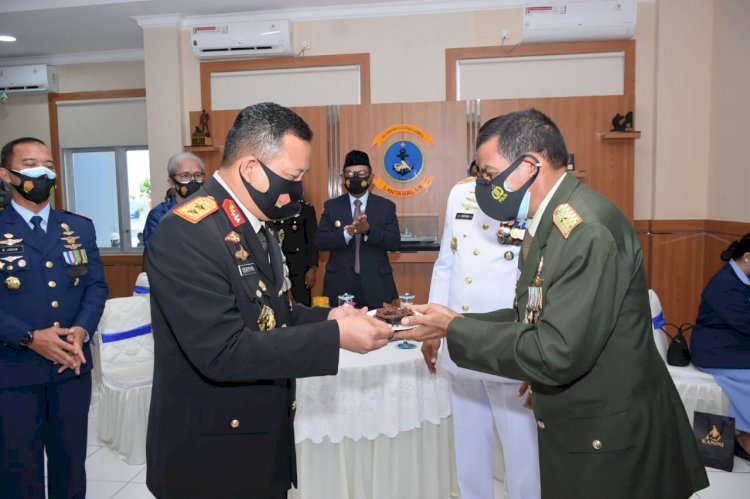 Kapolda NTT Hadiri Upacara Virtual dan Syukuran HUT TNI ke-75 di Lantamal VII Kupang