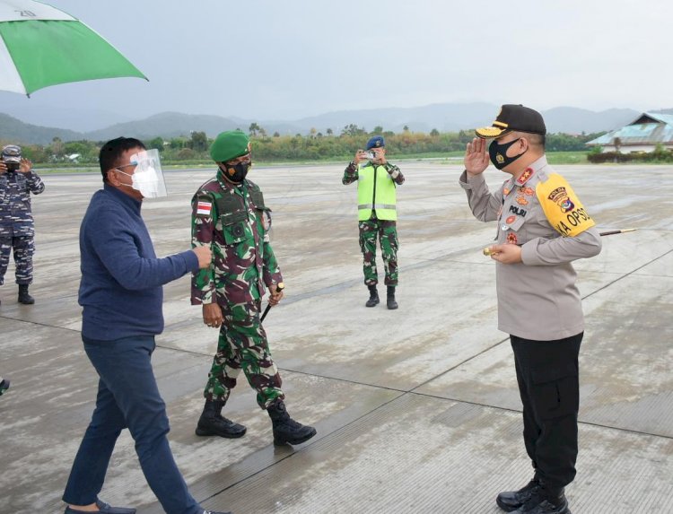 Kapolda NTT Sambut Kedatangan Letnan Jenderal TNI Muhammad Herindra, M.A., M.Sc., di Bandar Udara Komodo