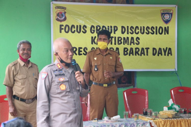 Kapolres Sumba Barat Daya memberikan pelatihan Focus Group Discussion (FGD)