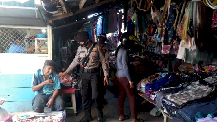 Personil Polsek Alok Tertipkan Penggunaan Masker Di Pasar Alok