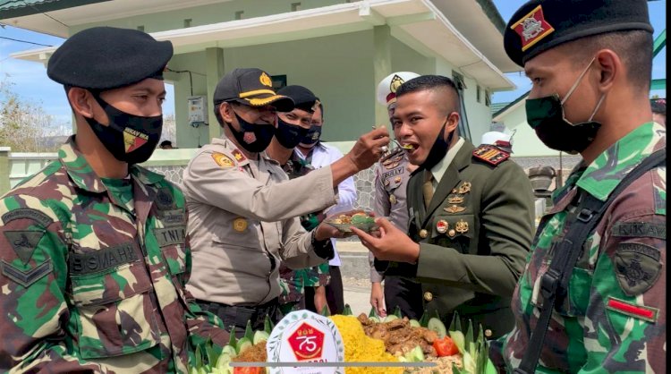 Berikan Kejutan di HUT TNI ke 75, Kabag Sumda Polres Belu Suapi Danki Kavaleri Nasi Tumpeng