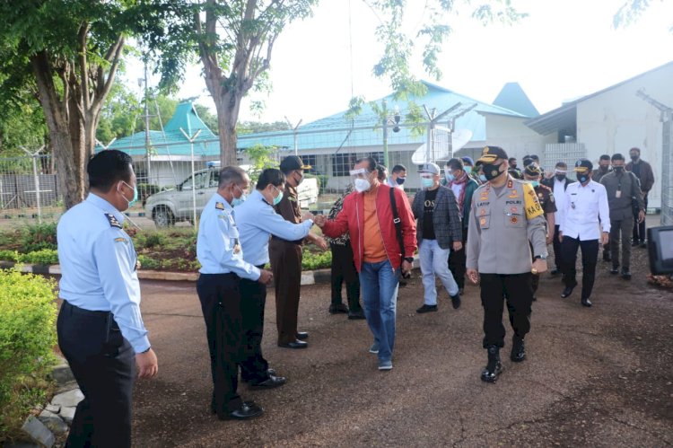 Kapolda NTT Sambut Hangat Kedatangan Tim Komisi III DPR RI di Bandara El Tari Kupang