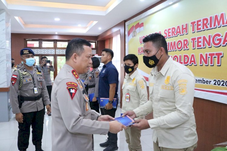 Syukuran HUT Humas Polri ke-69, Kapolda NTT Berikan Tali Asih Kepada Dua Personel Humas Polda NTT yang Berdedikasi Tinggi