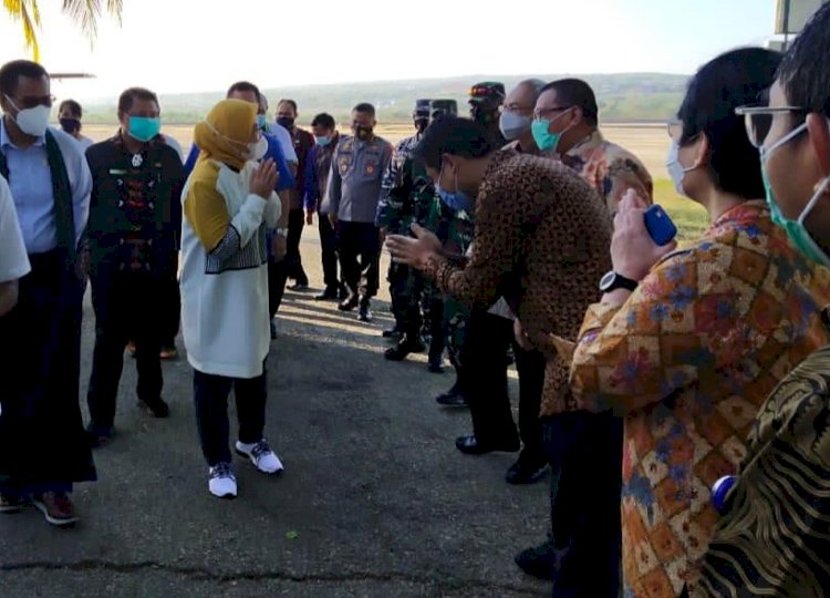 Karo SDM Polda NTT Turut Sambut Kedatangan Menteri Ketenagakerjaan RI di Bandara El Tari Kupang