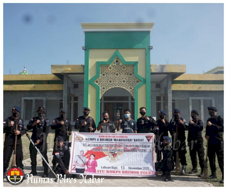Sambut HUT Ke 75 Brimob Polri, Kompi 4 Batalyon B Pelopor Labuan Bajo Bersihkan Masjid
