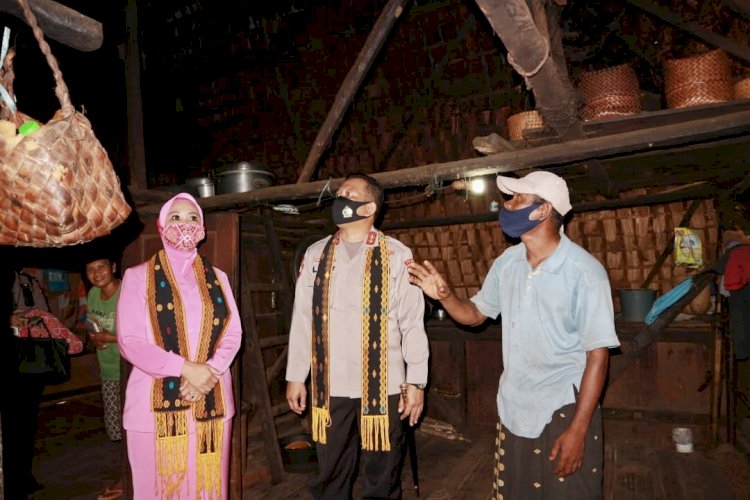 Kapolda NTT dan Ketua Bhayangkari Daerah NTT Bagikan Masker di Kampung Adat Tutubhada