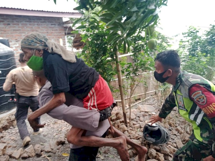 Erupsi Gunung Ile Lewotolok, Personel Polres Lembata Bantu Evakuasi Warga