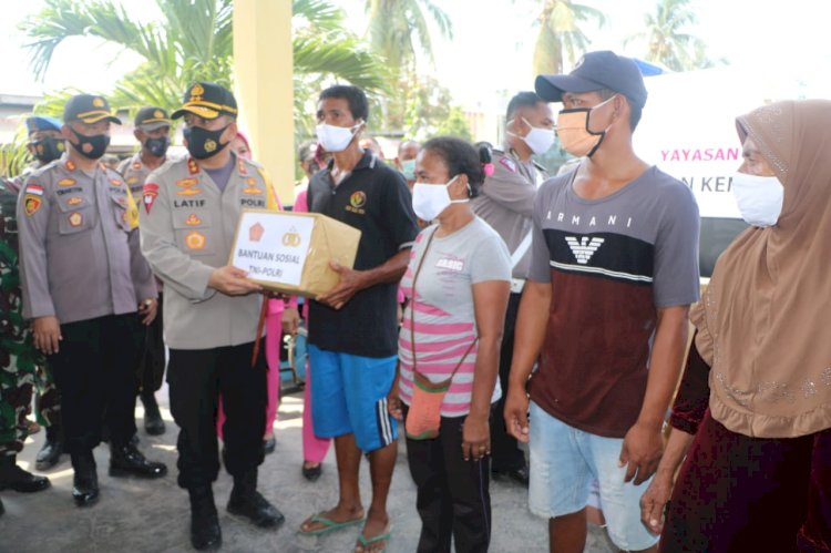 Kunjungi Pengungsi Bencana Erupsi Gunung Api Ile Lewotolok, Kapolda NTT dan Pejabat TNI NTT Beri Bantuan Sembako