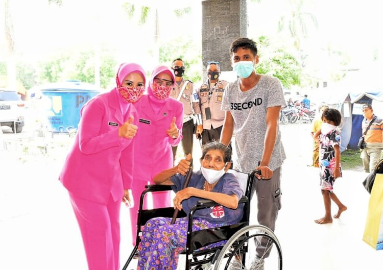 Senyum Bahagia Tiga Lansia Menerima Bantuan Kursi Roda dari Ketua Umum Bhayangkari Pusat