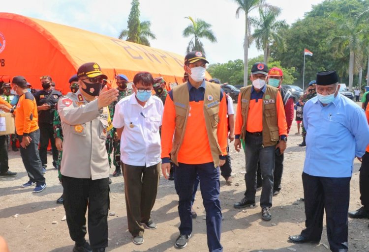 Kapolda NTT dan Unsur Forkopimda Jemput Kepala BNPB RI Saat Kunjungi Warga Pengungsi Erupsi Gunung Ile Lewotolok