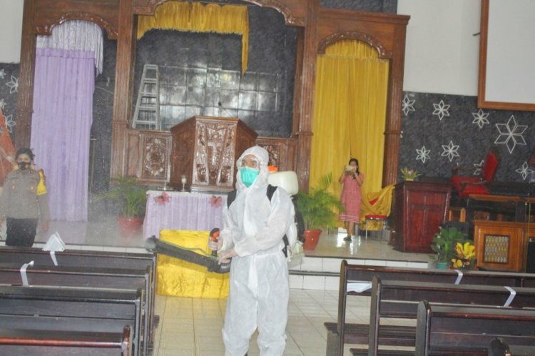 Jelang Perayaan Natal, Personel Polda NTT Lakukan Penyemprotan Disinfektan di Sejumlah Gereja di Kota Kupang