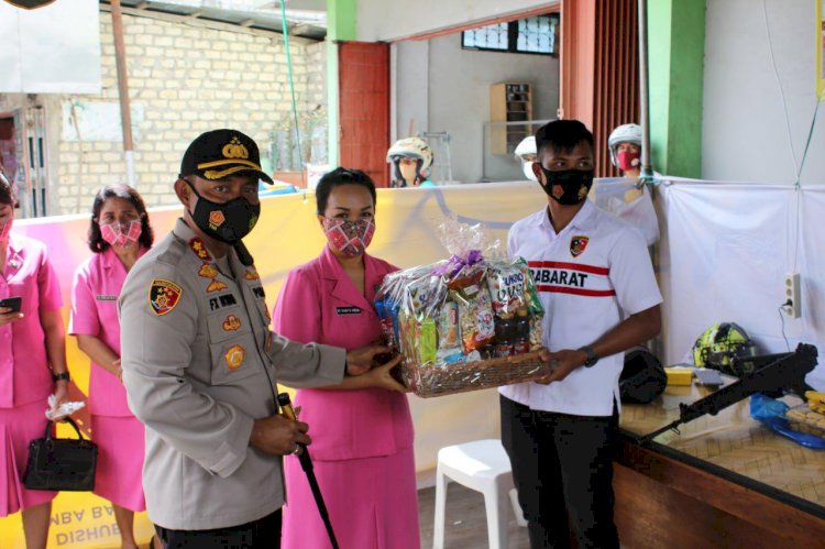 Kapolres Bersama Ketua Bhayangkari Bagikan Parcel & Masker Kepada Petugas di 3 Pos Pengamanan Natal & Tahun Baru