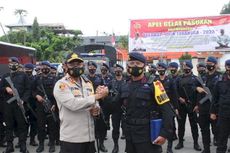 Pimpin Upacara Pelepasan Pasukan BKO Brimob Nusantara & Brimob SBD, Kapolres Sumba Barat Berikan Cinderamata
