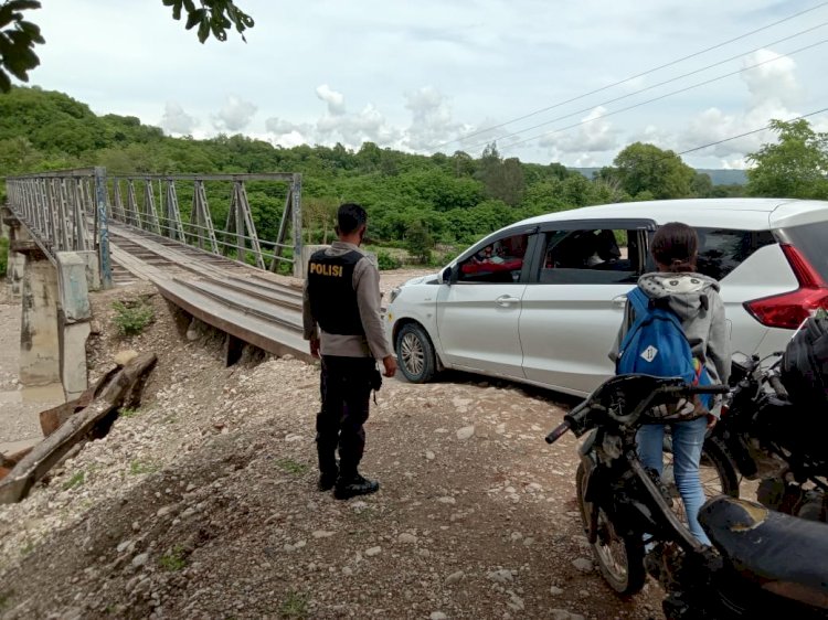 Pantau Jalan Rusak, Angggota Polsek  Amanuban Timur Ingatkan Pengguna Jalan Agar Berhati-hati