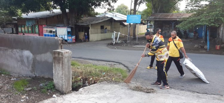 Jumat Bersih, Wakapolres Sikka Pimpin Langsung Personil Laksanakan Kerja Bakti Di Seputaran Mako