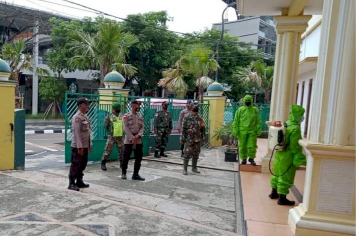 TNI-Polri bersama Unsur Muspika Komodo Bersinergi Lakukan Penyemprotan Diksfektan di Fasilitas Umum