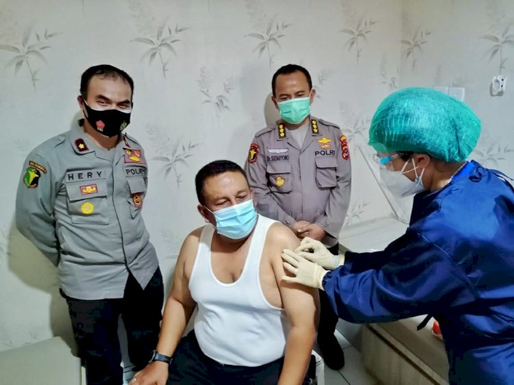 Wakapolda NTT Jalani Vaksinasi Sinovac di RSB Titus Uly Kupang