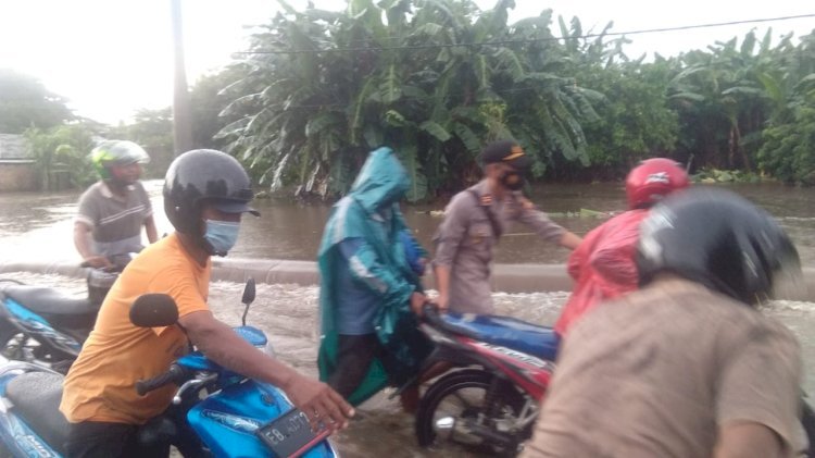 Kapolsek Alok Turun Langsung Bersama Personilnya Bantu Warga Saat Banjir Di Kel. Wolomarang