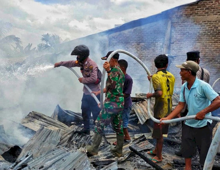 TNI POLRI Bersama Warga Bantu Padamkan Kebakaran Ruko di Pasar Lembor