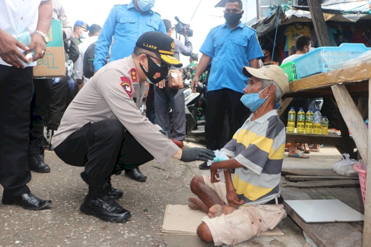 Polda NTT Gandeng TNI beri Bansos Ribuan Masker dan Hand Sanitizer kepada Masyarakat