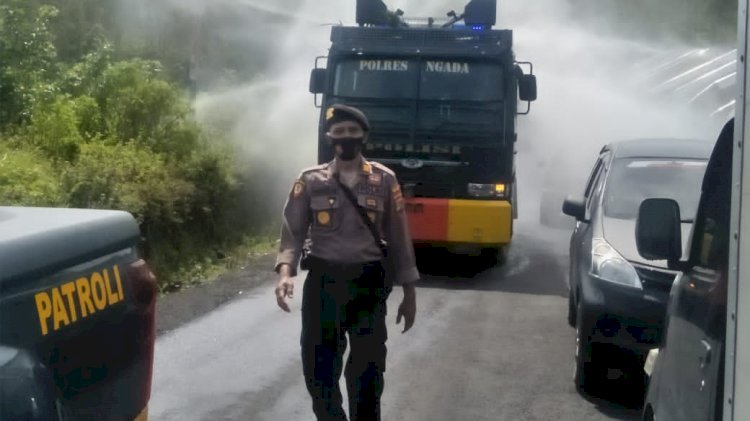 Serentak, TNI-Polri Ngada Bagikan 1000 Masker Pada Masyarakat dan Penyemprotan Disinfektan