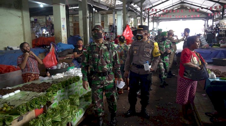 Sinergitas TNI Polri dan Sat Pol PP di Belu, Bagi Ribuan Masker Hingga Semprot Disinfektan Cegah Covid-19