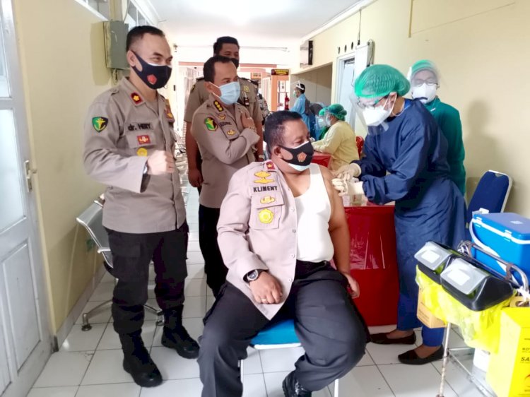 Wakapolda NTT Jalani Vaksinasi Sinovac Tahap II di RS Bhayangkara Titus Uly Kupang